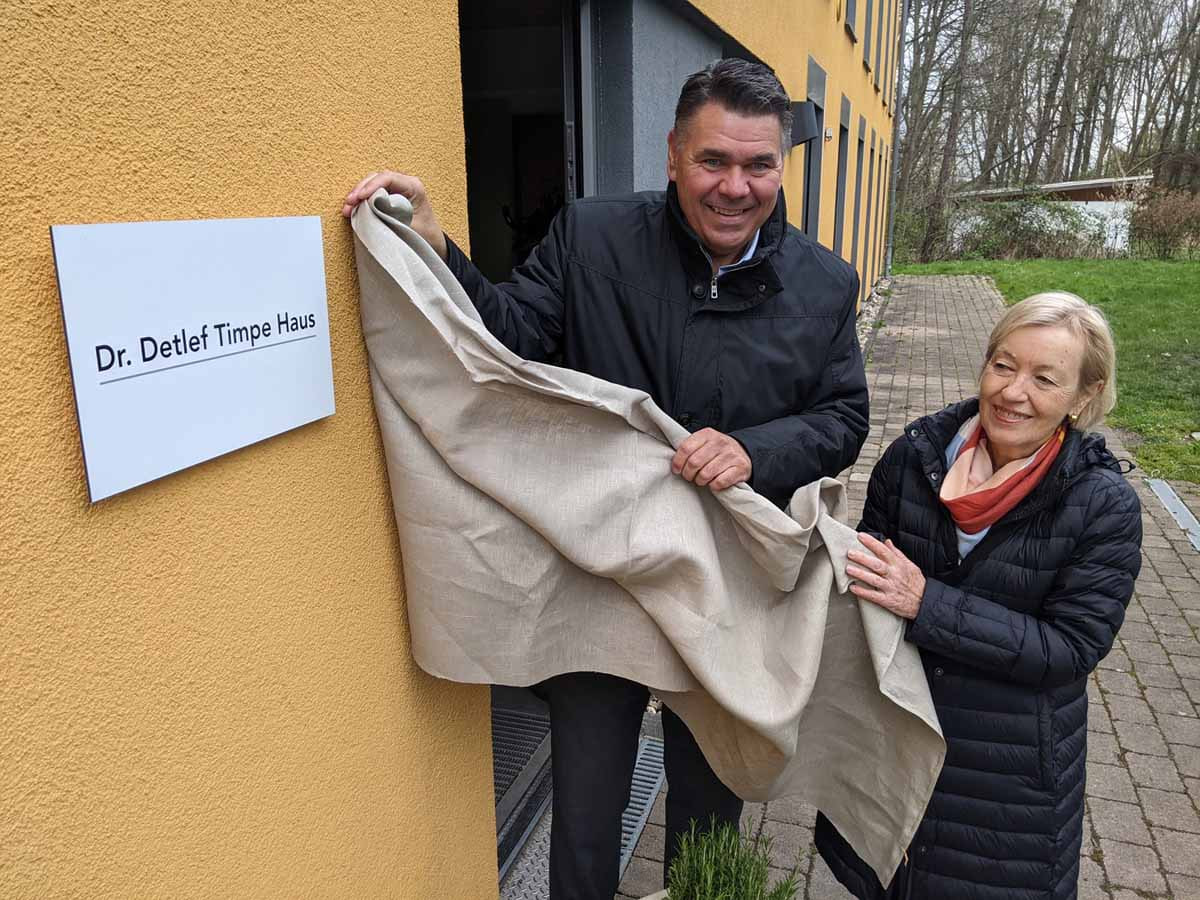 Landrat Mario Löhr mit Cornelia Timpe. Foto: Max Rolke – Kreis Unna