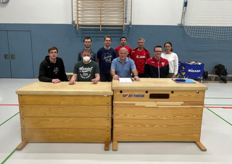 Der Vorstand der WSC-Volleyballabteilung mit hinten von links: Christian Hoppe (Materialwart), Bastian Dabrock (Jugendwart), Michael Keuch (2. Vorsitzender), Bronek Bakiewicz (2. Geschäftsführer und Pressewart), Jutta Wenner (Kassenprüferin); vorne von links: Moritz Bergmann (Veranstaltungswart und Social Media-Beauftragter), Axel Pattberg (Kassierer), Peter Reinhardt (1. Vorsitzender), Timo Volkenrath (1. Geschäftsführer). Es fehlt Bele Pohlmann (Kassenprüferin). Foto: Juri Kollhoff