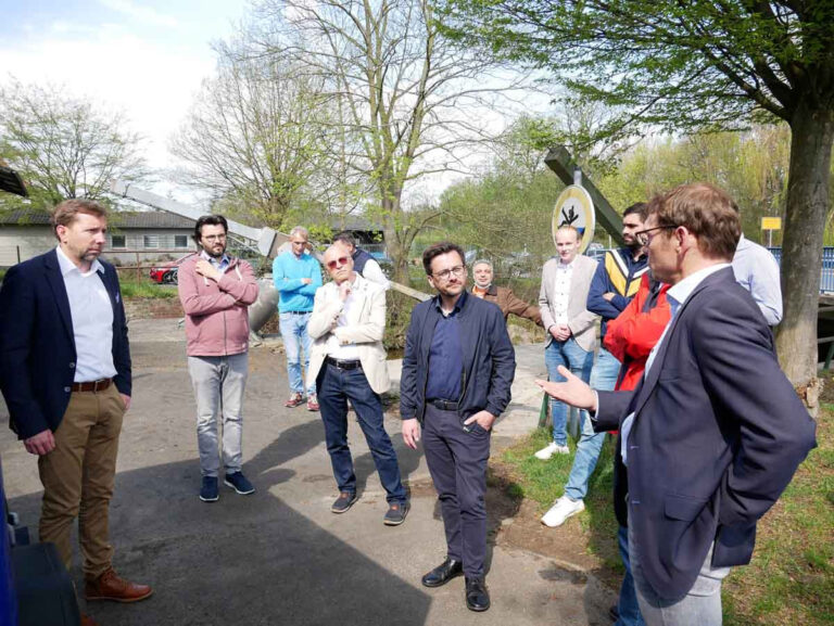 Dr. Michael Detering (links) informierte Bürgermeister Lothar Christ (rechts) und SPD-Landeschef Thomas Kutschaty (mitte) über die geplante Wasserkraftanlage in Stockum. Foto: Gaby Brüggemann