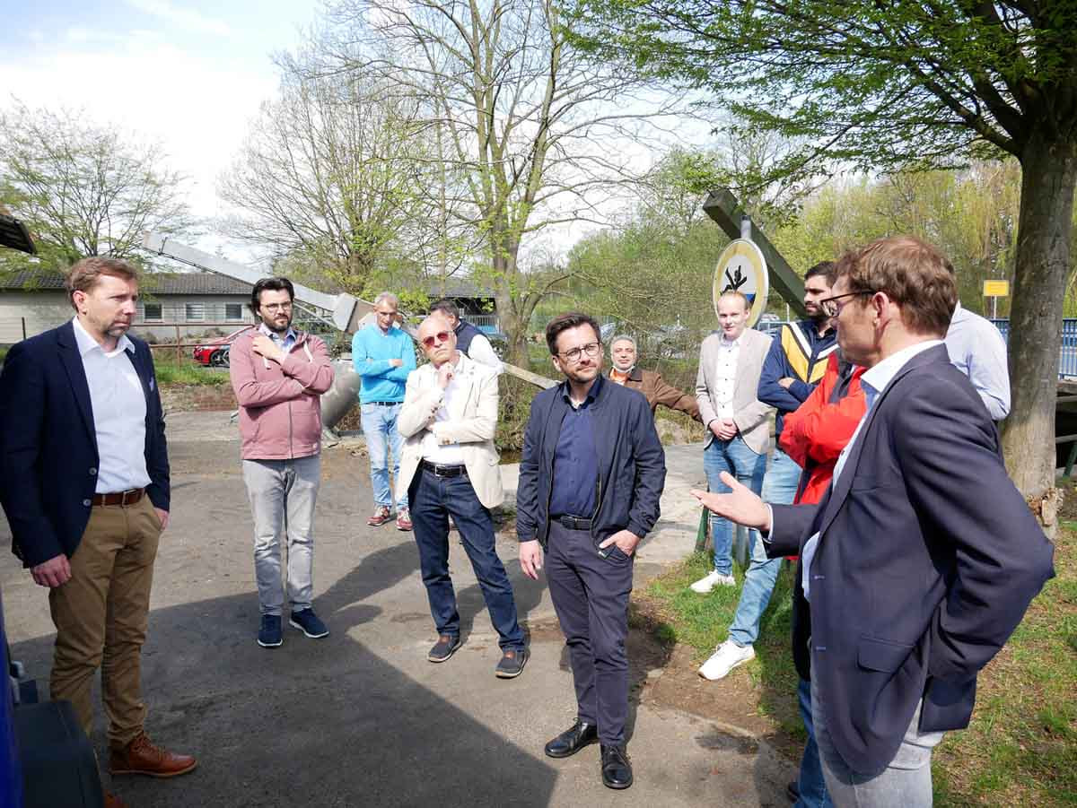 Dr. Michael Detering (links) informierte Bürgermeister Lothar Christ (rechts) und SPD-Landeschef Thomas Kutschaty (mitte) über die geplante Wasserkraftanlage in Stockum. Foto: Gaby Brüggemann