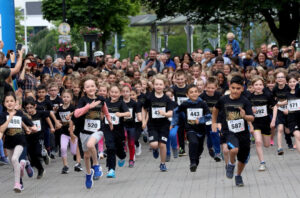 Die Kinder aus den Grundschulen eröffneten den 20. Werner Volksbank Stadtlauf. Foto: Volkmer