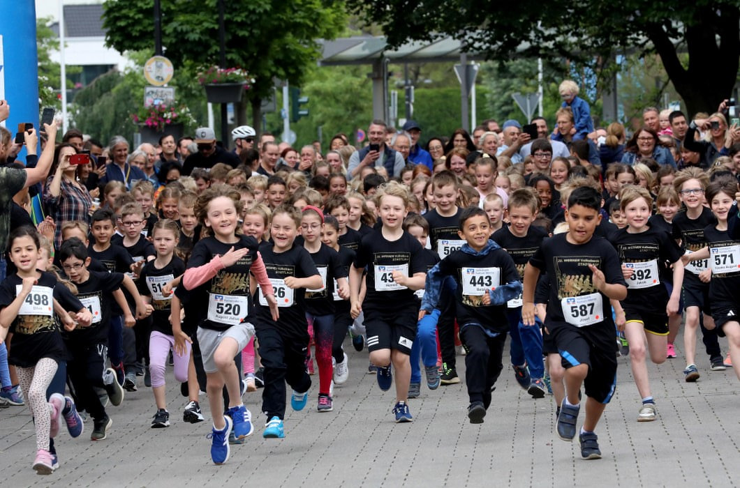 Die Kinder aus den Grundschulen eröffneten den 20. Werner Volksbank Stadtlauf. Foto: Volkmer
