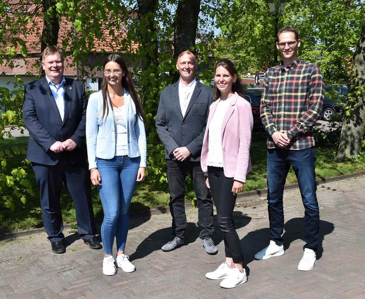 Bürgermeister Thomas Stohldreier, Pia Schlinger, Schausteller Wilbert Strothenke, Julia Schwipp und Marktmeister Daniel Krüger (v.l.n.r.) sorgen dafür, dass die Jacobi-Kirmes in diesem Jahr wieder stattfinden kann. Foto: Gemeinde Ascheberg