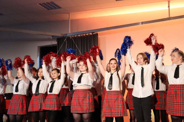 Viel Musik und Tanz war drin in der Jubiläumsrevue zum 55-jährigen Bestehen des Anne-Frank-Gymnasiums. Foto: AFG