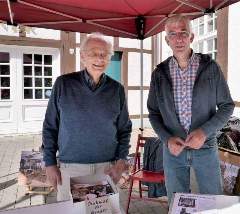 Der Vorsitzende des Vereins, Karl-Heinz Schwarze, und Pressereferent Jörg Stengl verteilten nicht nur viele Broschüren, Flugblätter und Texte zu verschiedenen Denkmälern, sie versuchten vor allem in Gesprächen und mit Erläuterungen Werner Bürgern und Besuchern die Schönheit der Werner Altstadt zu vermitteln. Foto: Privat