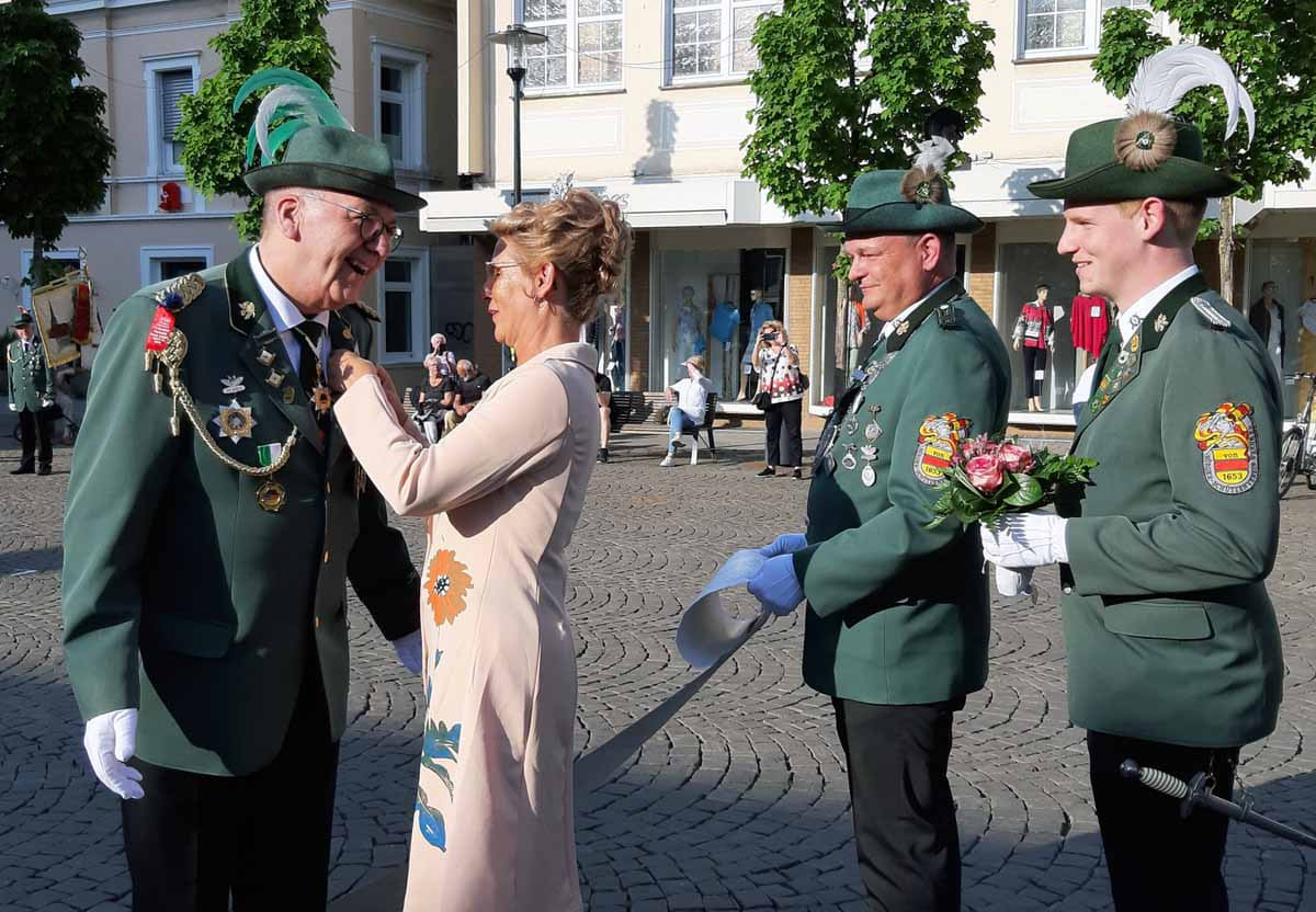 Zahlreiche Ehrungen standen vor dem Salinenfest auf dem Marktplatz auf dem Programm der Bürgerschützen. Foto: BSV Werne
