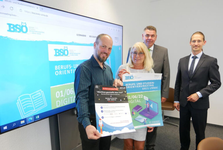 Landrat Löhr und WFG-Geschäftsführer Dorday (hinten) stellen mit Matthias Müller (WFG) und Martina Bier (Kreis Unna) den Elternabend und BSO vor. Foto: Max Rolke - Kreis Unna