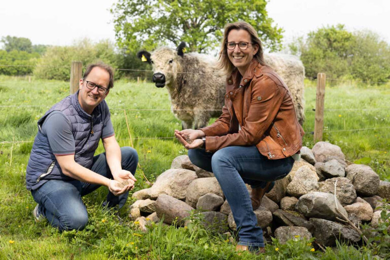 Thorsten und Claudia Bleckmann ist gelebter Umweltschutz wichtig. Um die Felder richtig zu nutzen bietet das Ehepaar jetzt die Möglichkeit an Blühpatenschaften zu übernehmen. Foto: Isabel Schütte