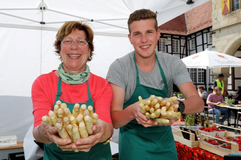Der Blumen- und Spargelmarkt findet am kommenden Samstag wieder auf dem Markt - und Kirchplatz in Werne statt. Archivfoto: Volkmer