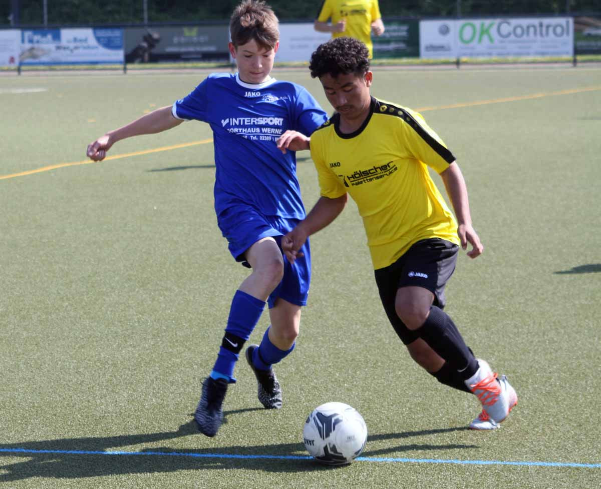 Spannende Duelle gab es bei den Feldfußball-Stadtmeisterschaften der weiterführenden Schulen, wie hier im Spiel des Anne-Frank-Gymnasiums (links) gegen die Marga-Spiegel-Schule. Foto: Wagner
