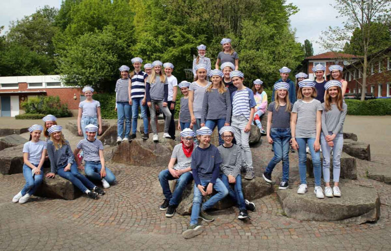 Der Chor der sechsten Jahrgangsstufe am Gymnasium St. Christophorus präsentiert ein Konzert mit Seemannsliedern. Foto: GSC