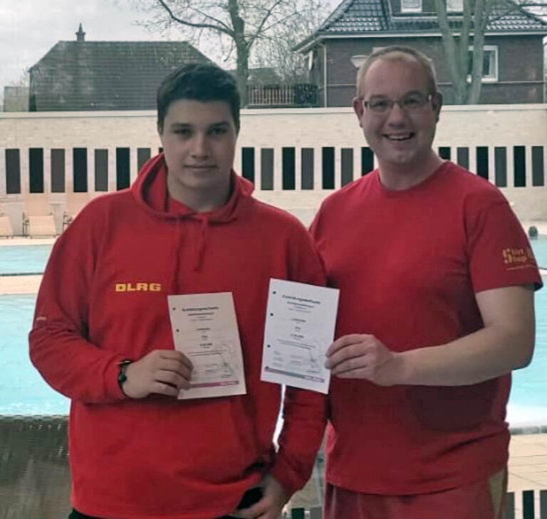 Jan May, Vorsitzender der DLRG Ortsgruppe Werne, gratuliert Thilo Lochthofen (links) zur bestandenen Sanitäterausbildung. Foto: Wilde