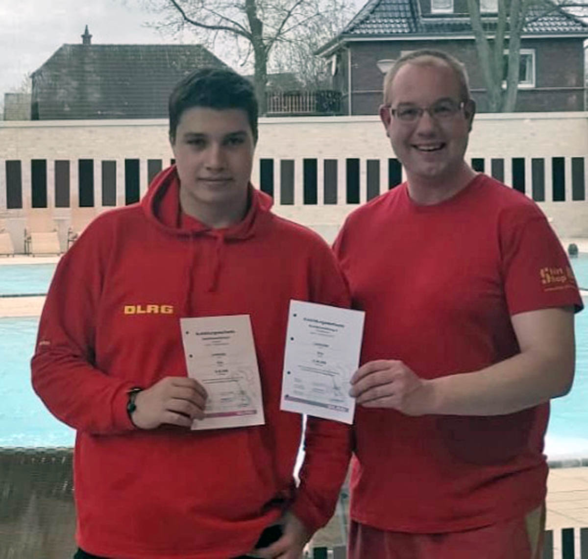 Jan May, Vorsitzender der DLRG Ortsgruppe Werne, gratuliert Thilo Lochthofen (links) zur bestandenen Sanitäterausbildung. Foto: Wilde