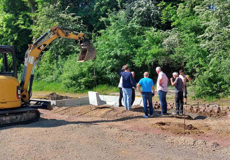 Die ausführenden Firmen leisten im Sportzentrum Dahl ganze Arbeit. Verantwortliche der Stadt Werne, der Vereine und des Stadtsportverbandes machten sich ein Bild zum Stand der Sanierung. Foto: Wagner
