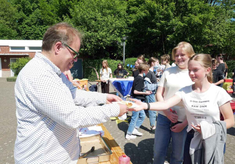 Lehrer Martin Henning servierte den Schülerinnen und Schüler die europäischen Köstlichkeiten. Foto: Gaby Brüggemann