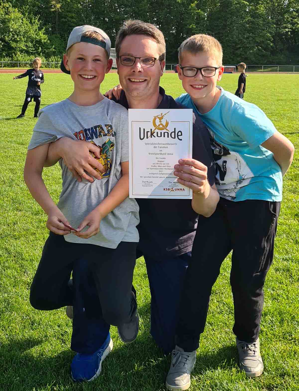 Geschafft! Auch WERNEplus-Redakteur André Wagner und seine Söhne Timo (rechts) und Niko haben das Familien-Sportabzeichen erfolgreich absolviert. Foto: Wagner