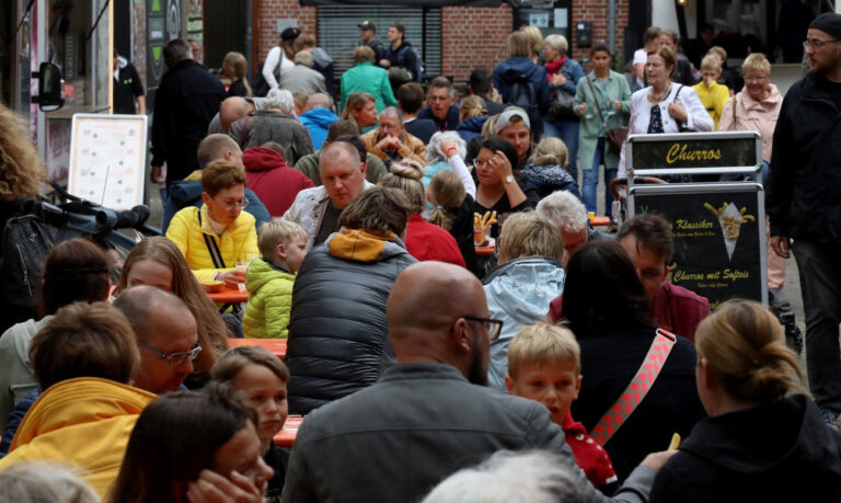 Voller Kirchplatz: Das Street Food-Festival lockte im vergangenen Jahr viele Gäste. Archivfoto: Volkmer