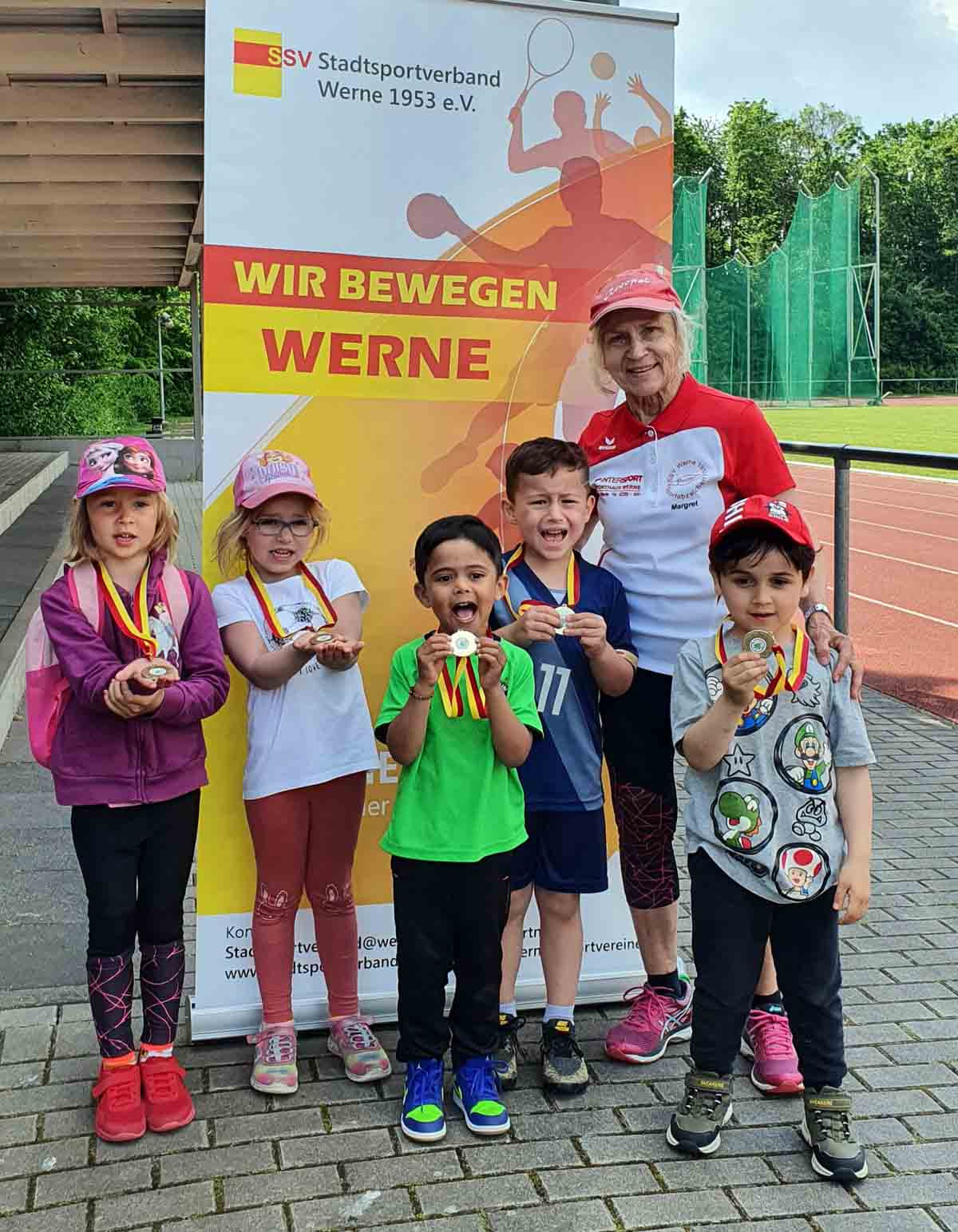 Die Mädchen und Jungen der Kita an der Schule freuten sich nach absolviertem Mini-Sportabzeichen über ihre Medaillen. Foto: Privat