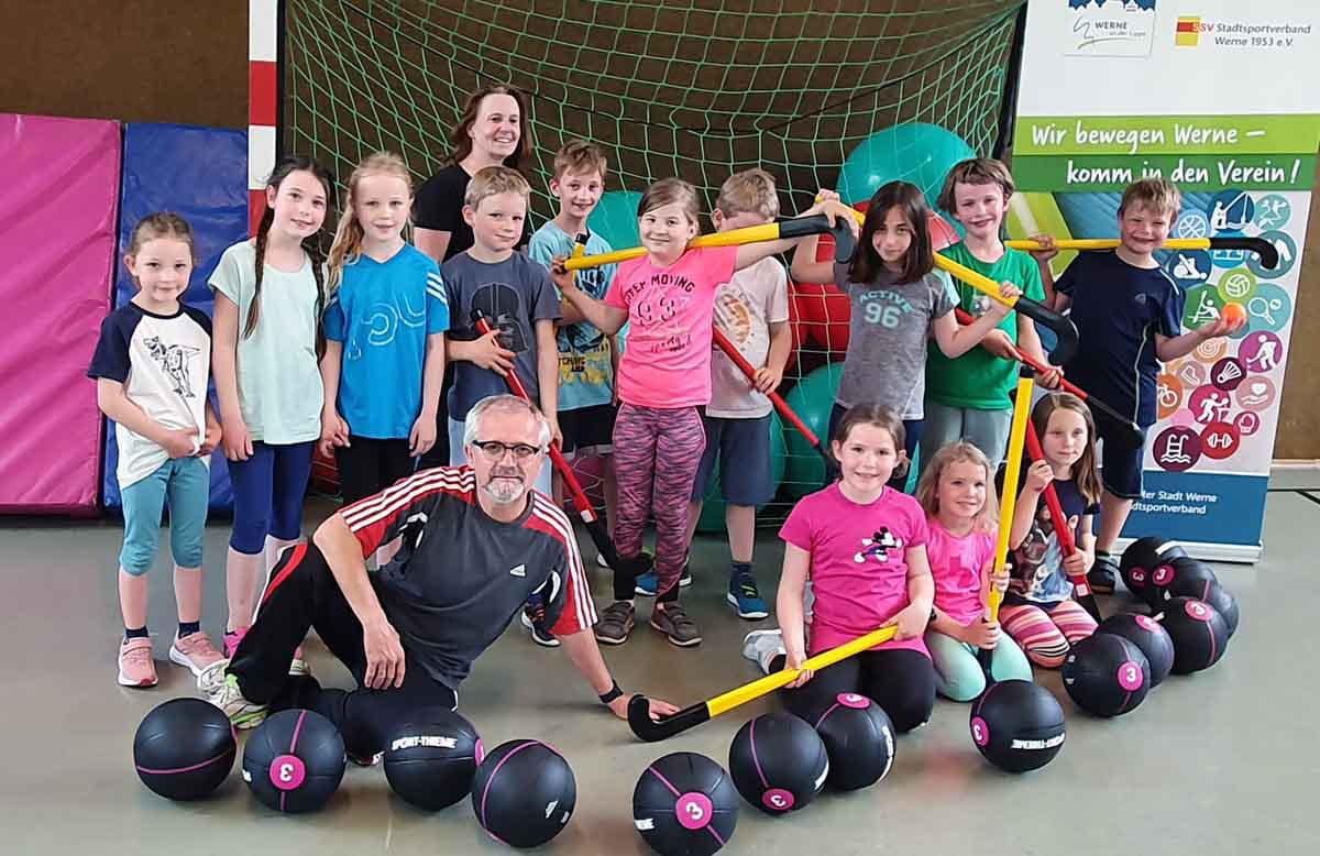 Die „Turbokids“ freuten sich mit ihren Übungsleiterteam Simone Pattle und Friedhelm Steinweg über die neuen Spielmöglichkeiten. Foto: Privat