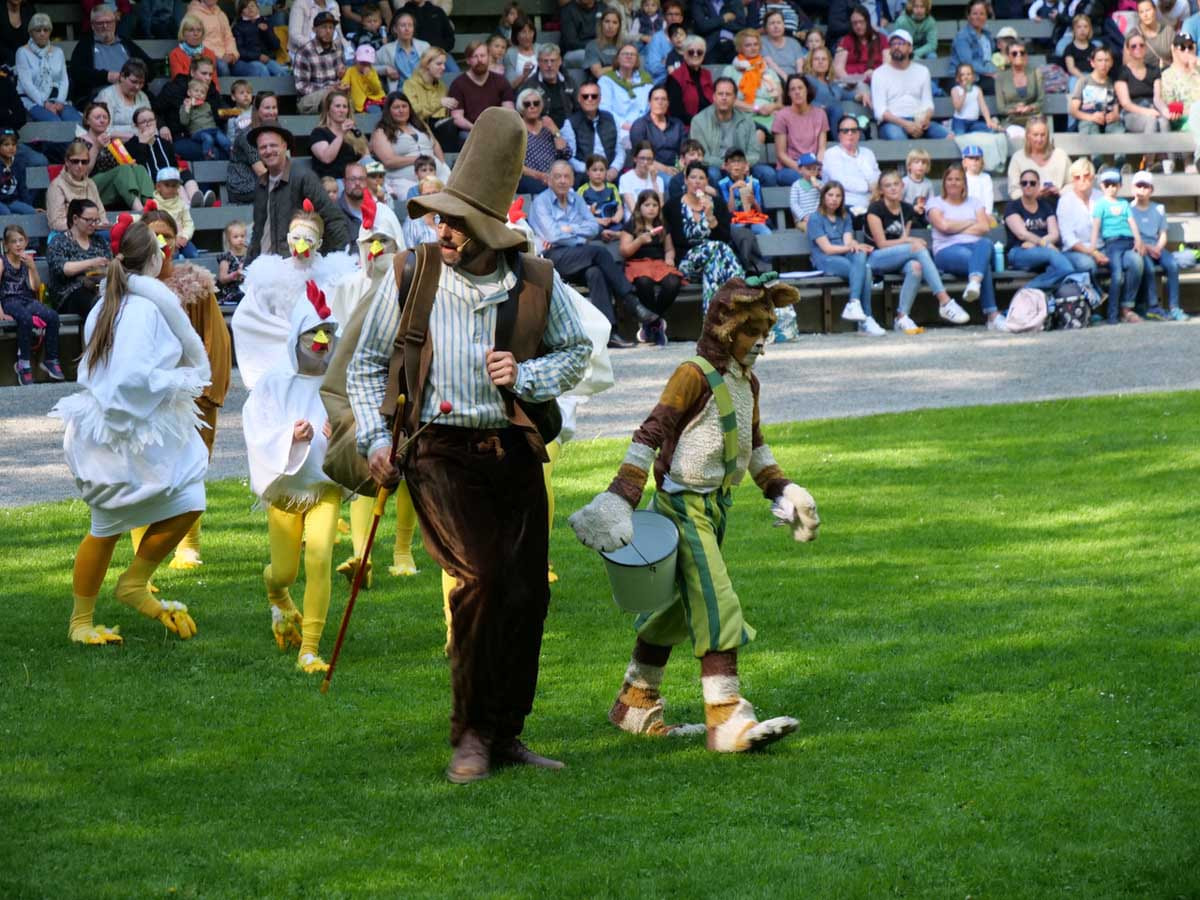 Begleitet von ihrer aufgeregt gackernden Hühnerschar machen sich Pettersson (Holger Schulte) und Findus (Tom Neugebauer) auf zum Zelten. Foto: Schwarze