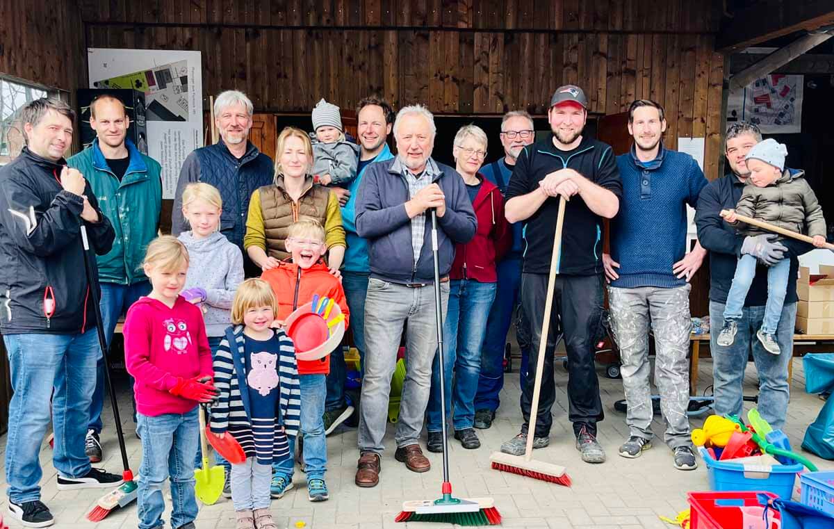 Trafen sich zum Frühjahrsputz: Die Mitglieder des DGH und des Kindertagesstättenvereins. Foto: Heinze