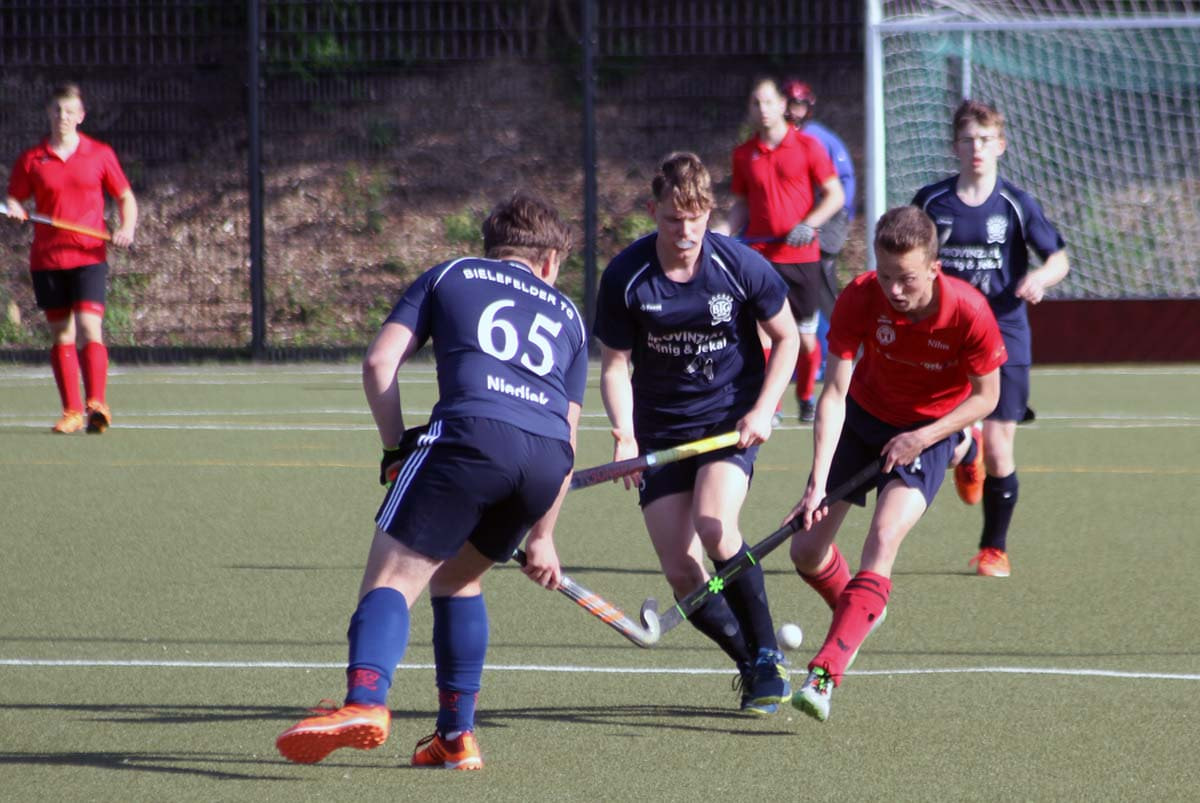 Nilus Herrberg (rotes Trikot) erzielte das zwischenzeitliche 2:1 für Werne gegen die Bielefelder TG. Foto: Wagner