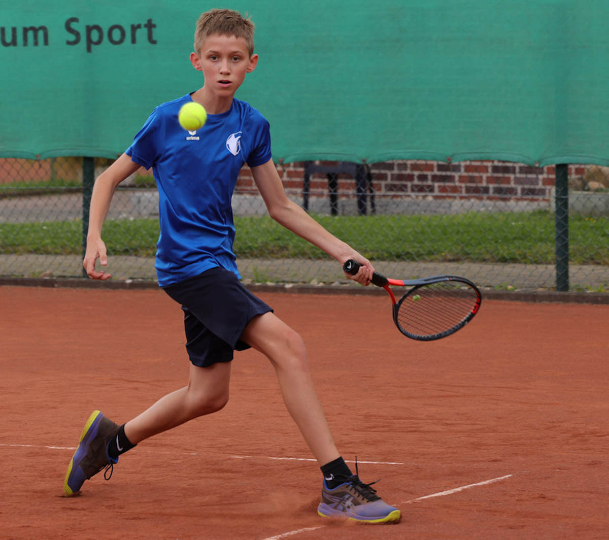 Jan Markhoff siegte zum Auftakt mit den U15-Junioren klar mit 3:0. Foto: TCBW