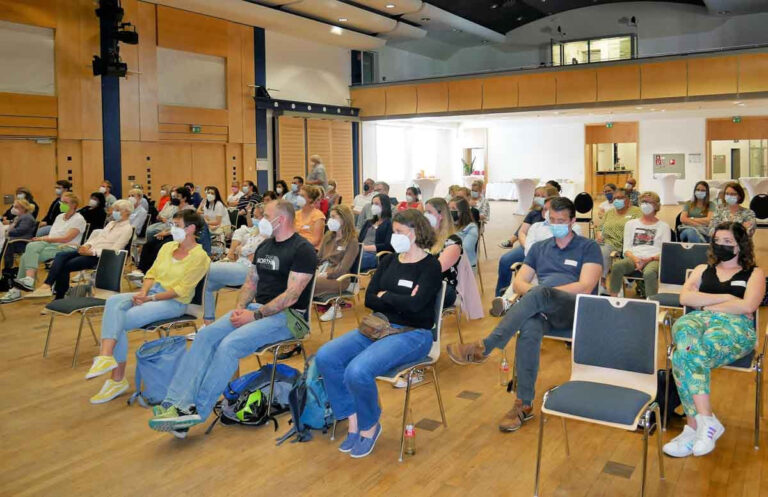 Rund 70 Erziehungs- und Beratungskräfte aus dem Bereich städtischen Jugendhilfe setzten sich im Kolpingsaal mit der Frage auseinander, wie sie den Herausforderungen unter Pandemiebedingungen gerecht werden können. Foto: Gaby Brüggemann