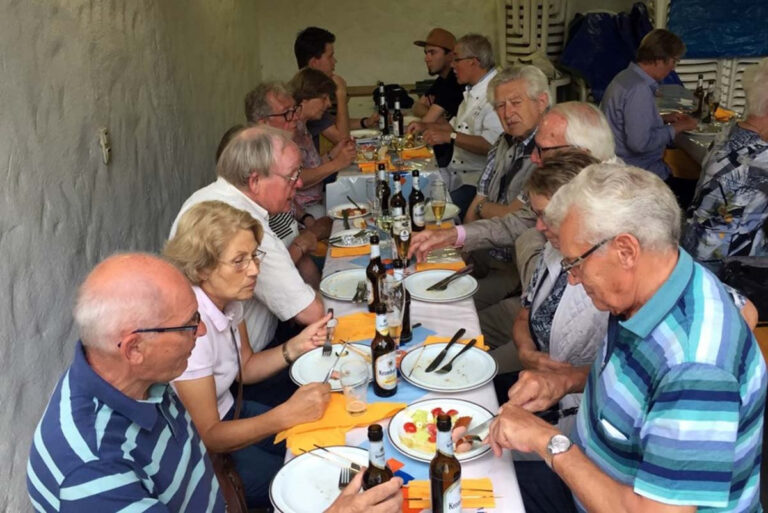 Die Kolpingsfamilie Werne lädt zum Grillen in den Klostergarten ein. Archivfoto: Benno Jäger