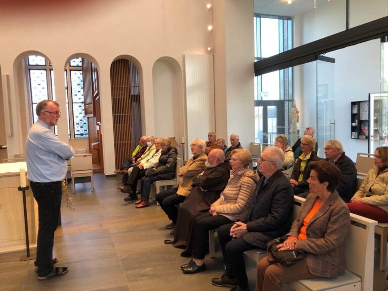 Pfarrdechant Jürgen Schäfer informierte die Teilnehmenden über den Wandel in St. Konrad. Foto: Benno Jäger