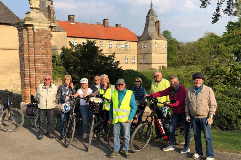 Am Schloss Westerwinkel legten die Fahrradbegeisterten einen Zwischenstopp ein. Foto: Benno Jäger