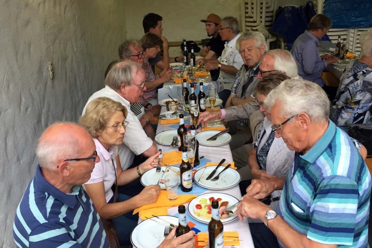 Die Kolpingsfamilie Werne lädt zum Grillen in den Klostergarten ein. Archivfoto: Benno Jäger