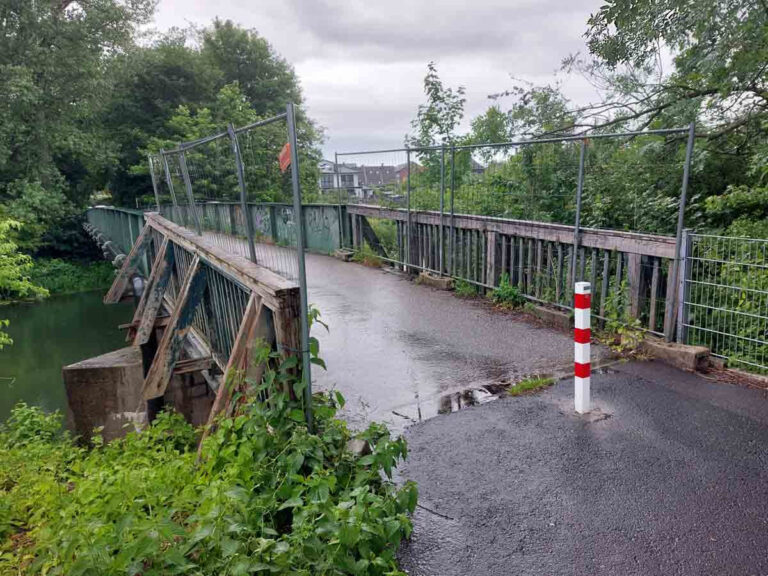 Arbeiten an der Fischerhof-Brücke – Überprüfung von Grabsteinen