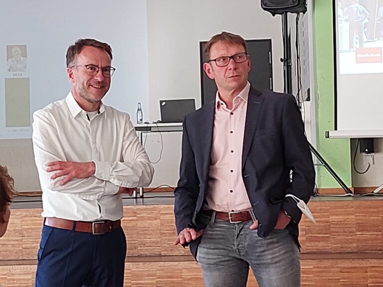Dezernent Dirk Mahltig (links), hier mit Bürgermeister Lothar Christ, stellte im Haupt- und Finanzausschuss ein Personalentwicklungskonzept für die Stadtverwaltung vor. Archivfoto: Wagner