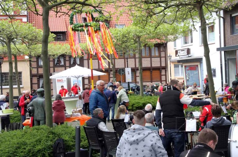 Das Maibaumfest fand am Maifeiertag auf dem Roggenmarkt statt. Foto: Wagner