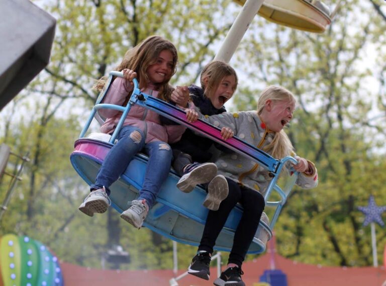 Gute Laune und Kribbeln im Bauch bei den Karussellfahrten waren ständige Begleiter beim Besuch der Maikirmes 2022. Foto: Wagner