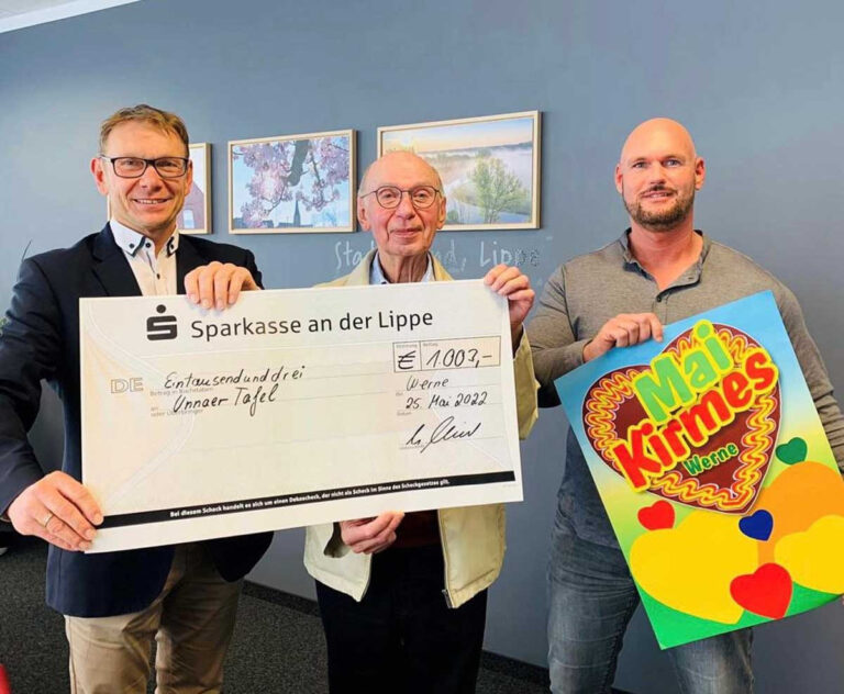 Bürgermeister Lothar Christ und Marktmeister Sven Bohne (rechts) überreichten die Spende an Dieter Schimmel von der Tafelausgabe in Werne. Foto: Privat