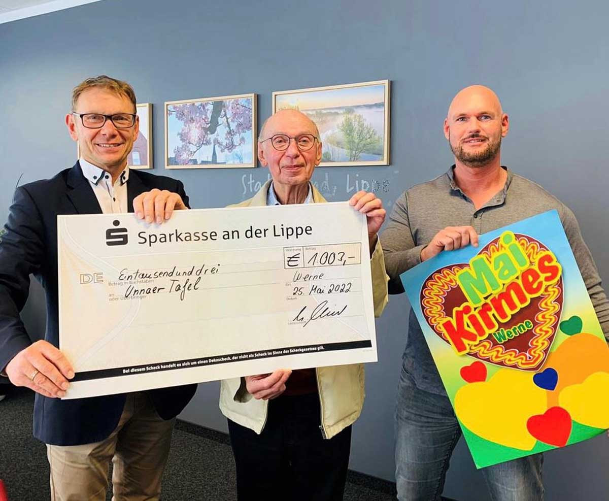 Bürgermeister Lothar Christ und Marktmeister Sven Bohne (rechts) überreichten die Spende an Dieter Schimmel von der Tafelausgabe in Werne. Foto: Privat