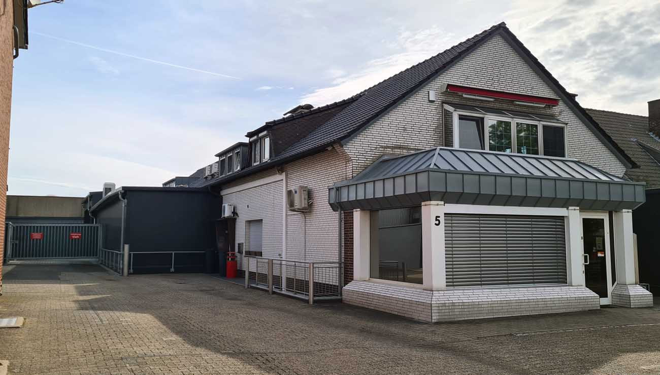 Über ein Online-Auktionshaus wurden Inventar und Maschinen versteigert, nun wird nach einem Abnehmer für das Mecke-Gebäude an der Lippestraße 5 in Werne gesucht. Foto: Wagner