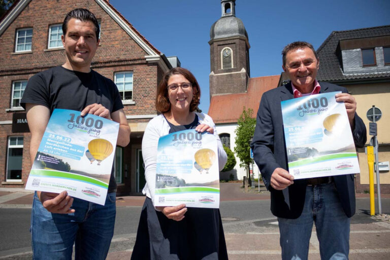 Wirtschaftsförderer Manuel Lachmann (l.), Tourismusmanagerin Maike Teetz und Bürgermeister Dietmar Bergmann freuen sich schon auf die Montgolfiade in Nordkirchen. Foto: Gemeinde Nordkirchen