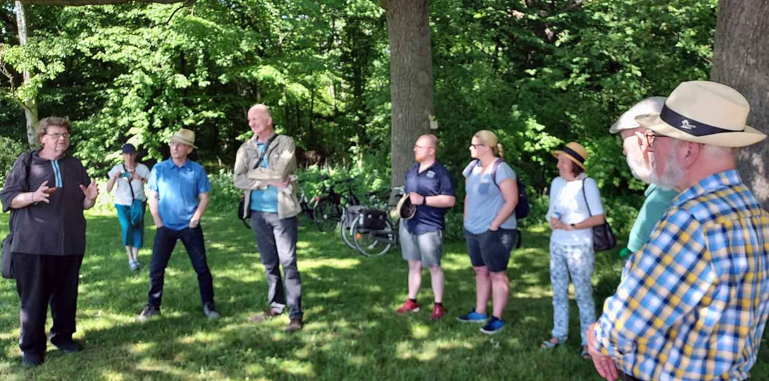 Landschaftsökologe Dr. Götz Loos (links) referierte im Grünen Winkel in Werne. Foto: Peisker