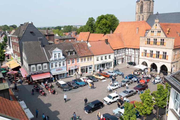 Gut besucht war das von Christof Schmersträter initiierte Oldtimer-Treffen auf dem Marktplatz. Foto: Kreativshooting / Thomas Schütte