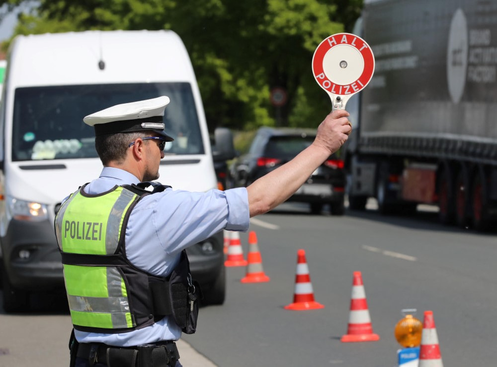 Im Minutentakt sind am Donnerstag auf dem Parkplatz des THW Kamen/Bergkamen Verkehrsteilnehmer kontrolliert worden. Foto: Volkmer