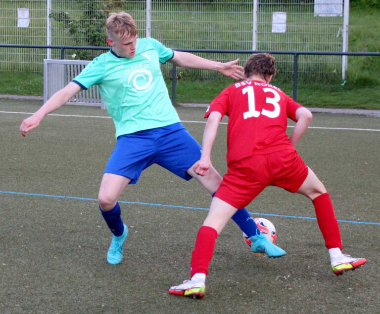 Fabian Kuhn (l.) versucht den Flügellauf eines Roxeler Stürmers zu stoppen. Foto: Timmel