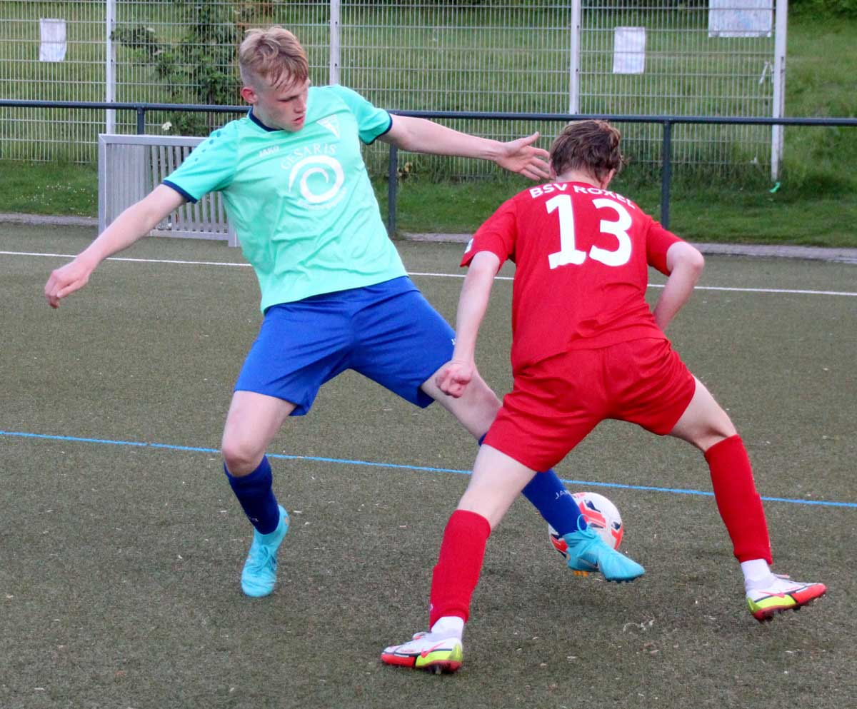Fabian Kuhn (l.) versucht den Flügellauf eines Roxeler Stürmers zu stoppen. Foto: Timmel