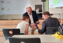 Rainer Schmeltzer verfolgt mit Cornelia Oßwald-Blaschke und Bürgermeister Lothar Christ die Wahlergebnisse. Der SPD-Mann hat es per Direktmandat wieder in den Landtag geschafft. Foto: Wagner