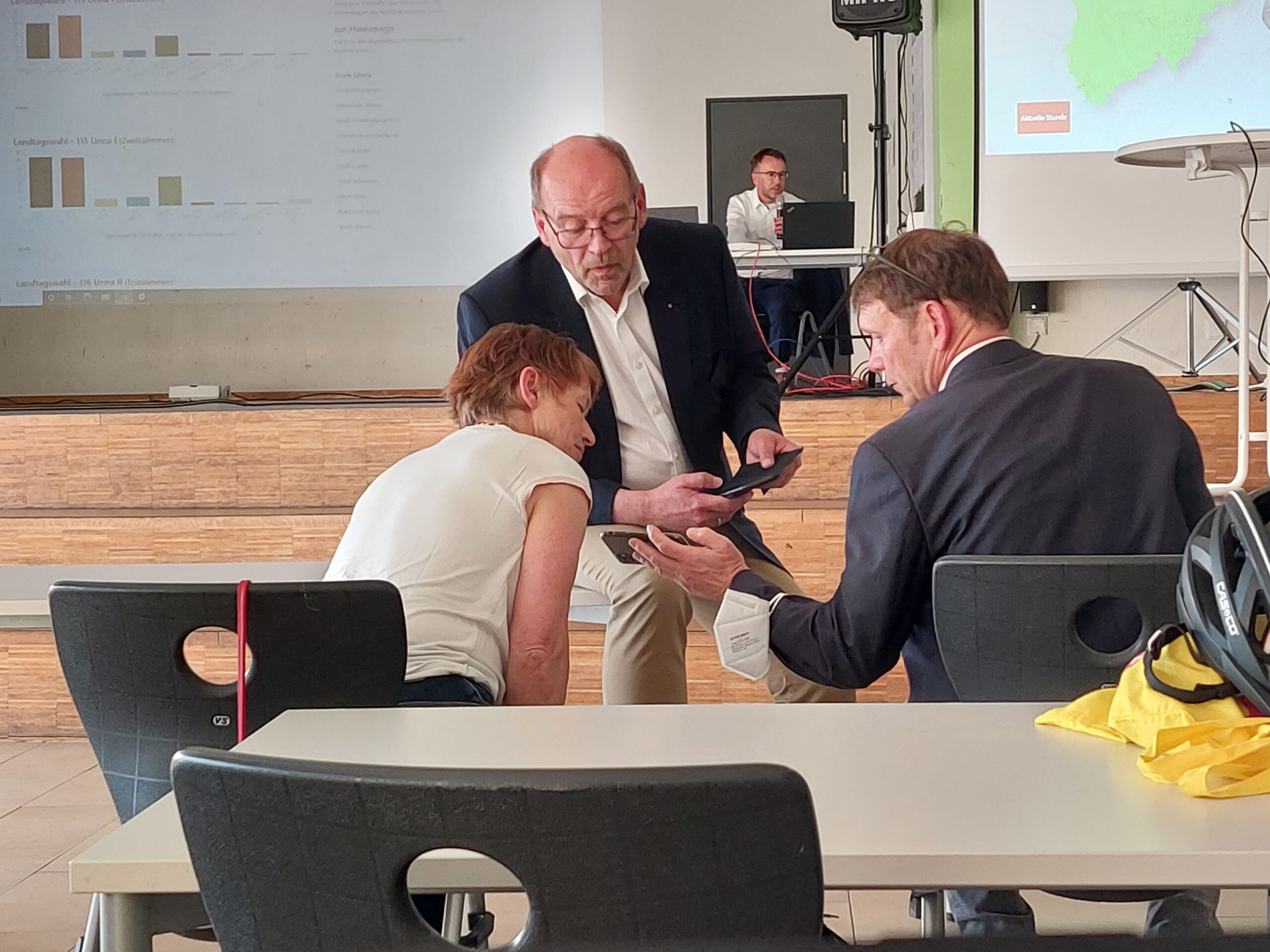Rainer Schmeltzer verfolgt mit Cornelia Oßwald-Blaschke und Bürgermeister Lothar Christ die Wahlergebnisse. Der SPD-Mann hat es per Direktmandat wieder in den Landtag geschafft. Foto: Wagner