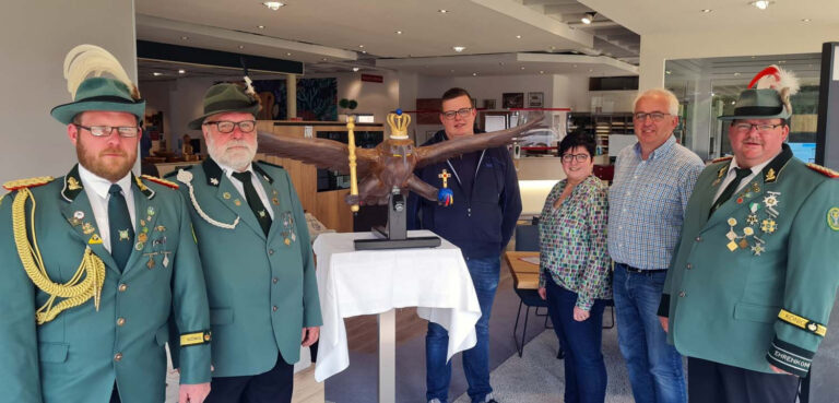 Mit dabei bei der Präsentation waren: Astrid und Wilhelm Neuhaus, Sohn Wilm Neuhaus (Spieß der 2.Kompanie), Oberst Jan Linnemann, Vogelbauer Ulrich Behrens (2. von links) und der Vorsitzende Markus Rohe (rechts). Foto: Privat