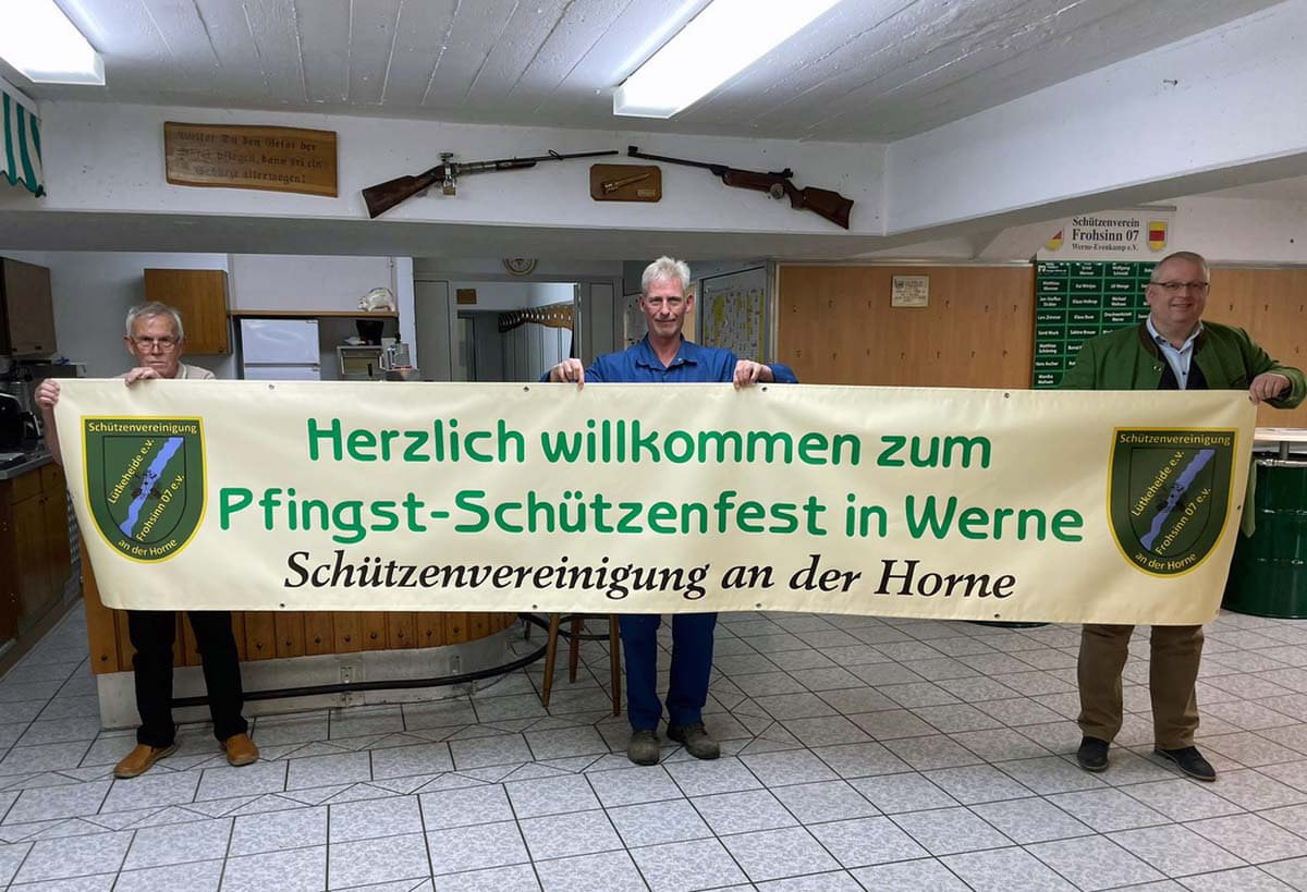 Das Lütkeheider Festausschussmitglied Manfred Swat präsentierte die neuen Festbanner präsentieren, die frisch vom Mediengestalter Roland Neijenhoff kamen. Foto: Horneschützen