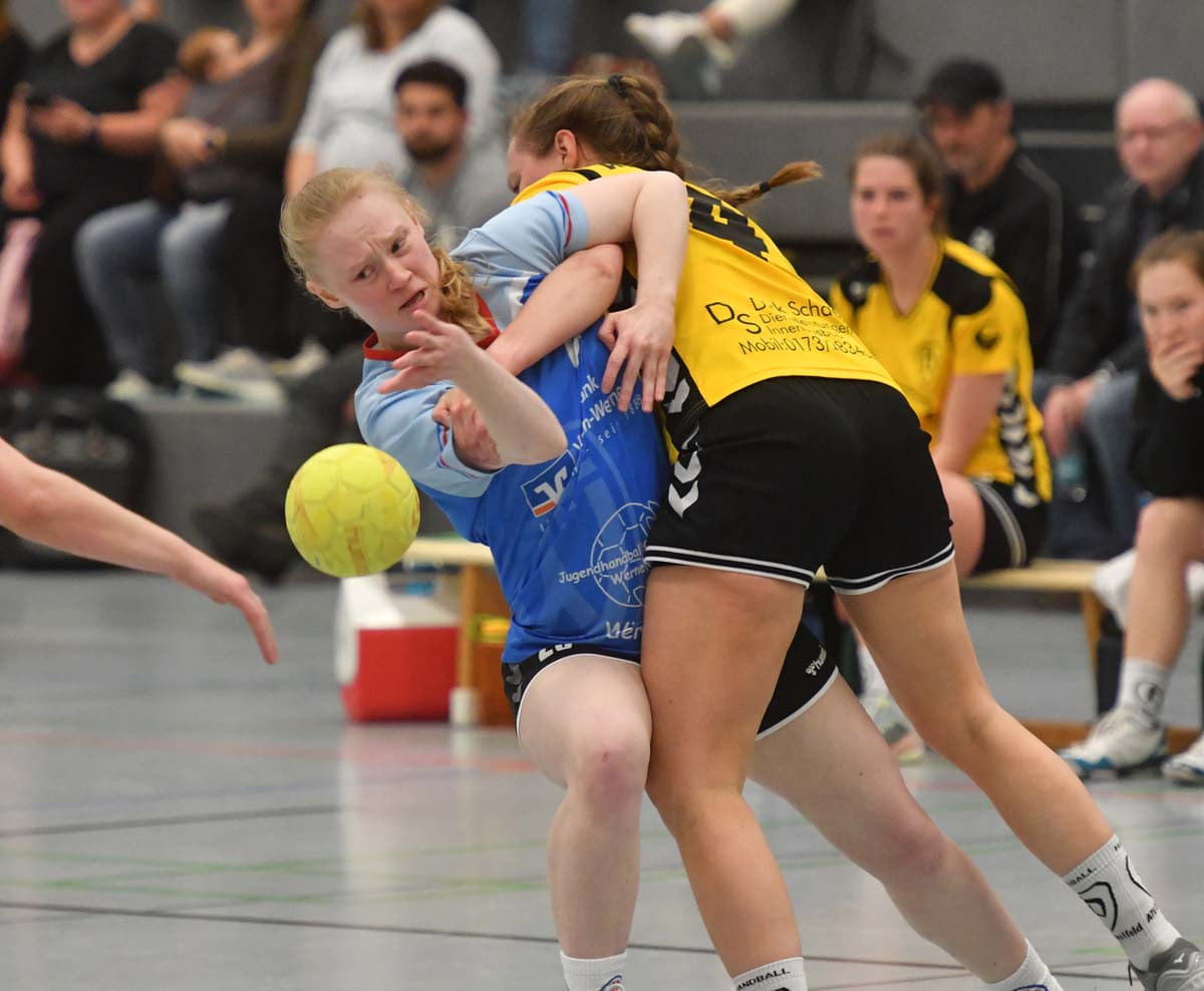 Über die linke Seite versucht hier Jenny Alina Nordlohne zum Torerfolg zu kommen, wird aber von einer Dorstfelder Spielerin unfair gebremst. Foto: MSW